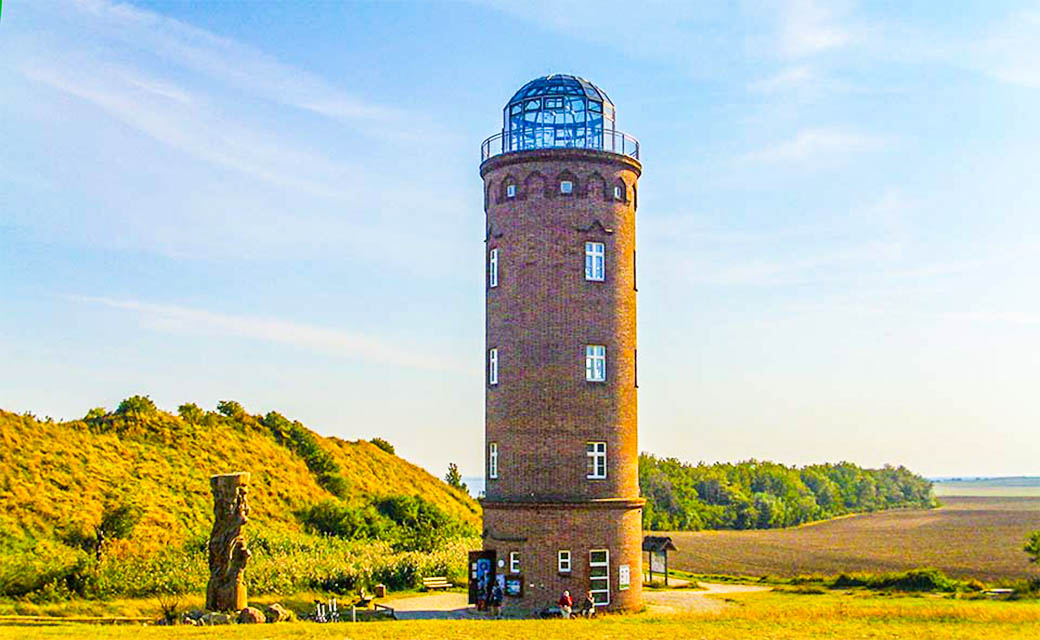 Der Peilturm vor dem Burgwall der Jaromasburg