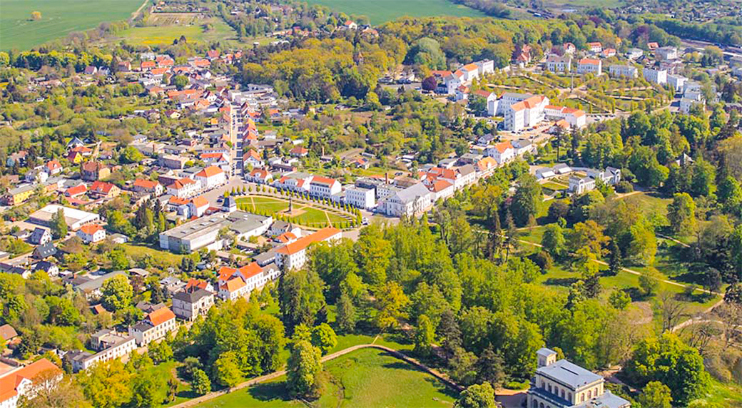 Der Park reicht direkt bis an die Stadt