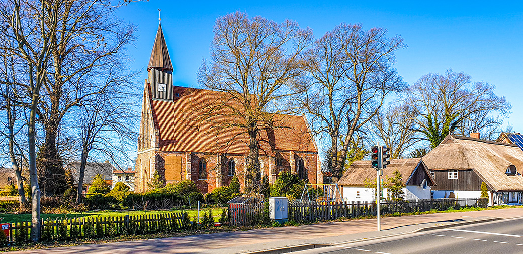 Hauptstraße mit Kirche in Rambin